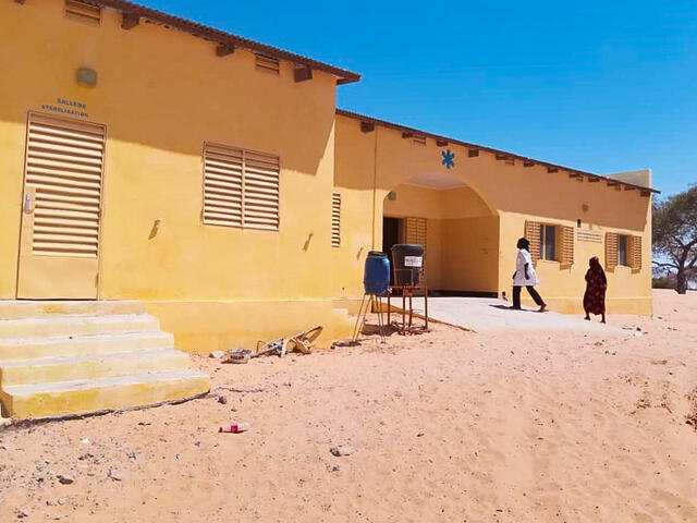 Photo showing outside of IRC's health centre in Liwa