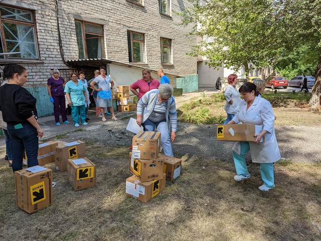 IRC staff members work alongside staff of a medical facility in Zaporizhzhia, Ukraine, to distribute supplies