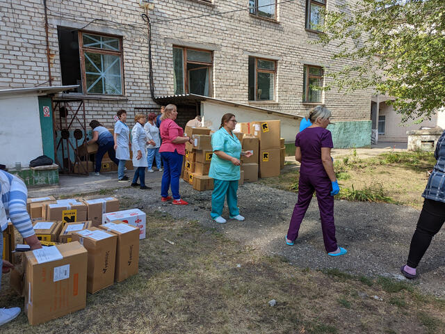 IRC staff members work alongside staff of a medical facility in Zaporizhzhia, Ukraine, to distribute supplies. 