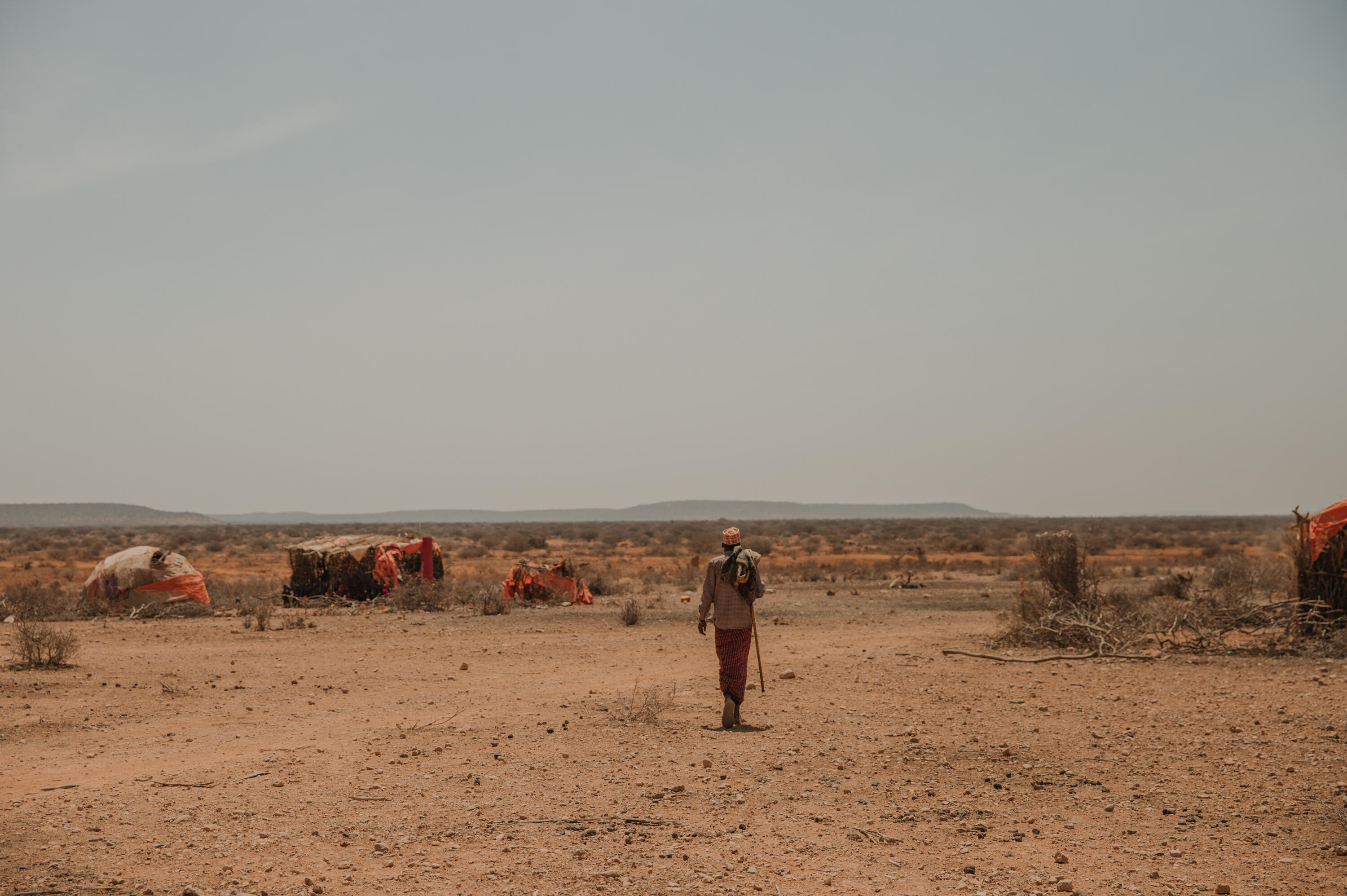 En man vandrar genom torkan i Etiopien