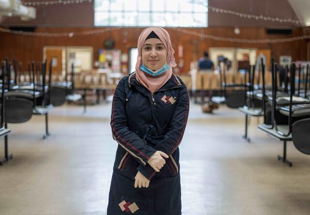 19-year-old Rania from Syria distributes meals to people experiencing food insecurity in New Jersey