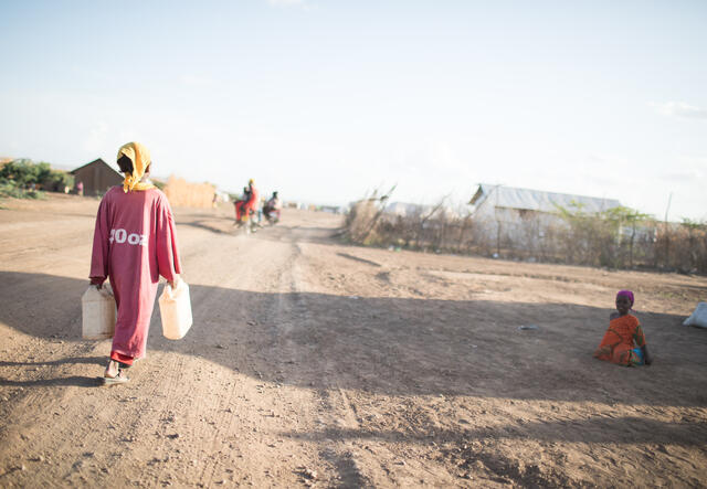 Ein Mädchen sammelt Wasser außerhalb eines Flüchtlingslagers im Norden Kenias.