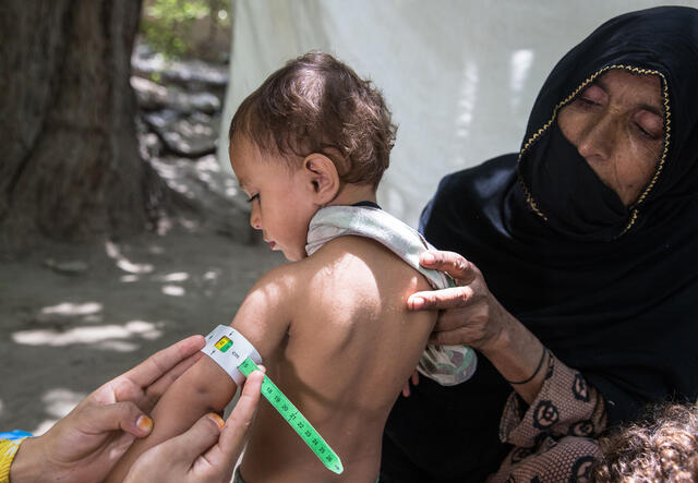 Riaz Bibi accompanies two of her grandchildren, Sema, 3 years old, and Mazhda, 2 and a half years old, to the MHNT. Her grandson Mazhda is examined by Marwa, the nutrition counsellor. She weighs it, measures it, and uses the MUAC bracelet to determine whether or not he is suffering from malnutrition.